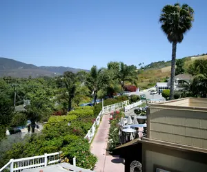 Photo 2 - Malibu Country Inn