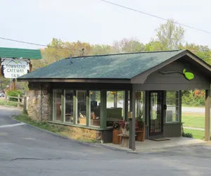 Photo 3 - Townsend Gateway Inn