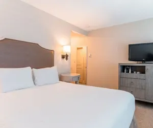 Photo 5 - Normandy Inn