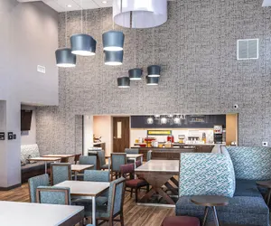 Photo 4 - Hampton Inn & Suites Bakersfield Central