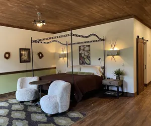 Photo 5 - The Dogwood Inn
