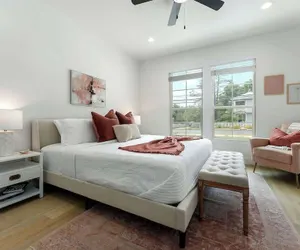 Photo 5 - Rosé Retreat: Luxurious Getaway for 6, Hot Tub, Steps to Main Street