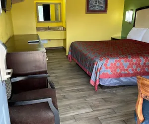 Photo 5 - Hallmarc Inn