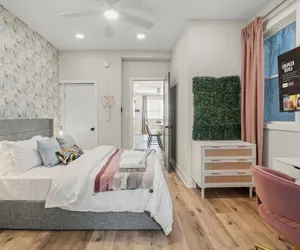 Photo 5 - Passyunk Square Spacious 1BR - Huge Deck