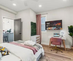 Photo 4 - Passyunk Square Spacious 1BR - Huge Deck