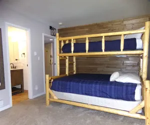 Photo 2 - Wild Irishman 2 bed 2 bath Sleeps 9 WIBH