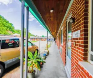 Photo 2 - Travelers Inn by OYO Beaver, Hwy 19