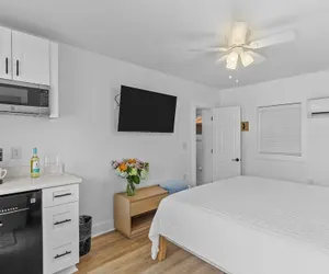Photo 3 - The Beach House Motel & Suites