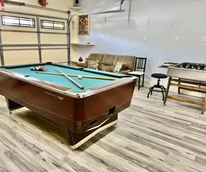Photo 5 - DT Reno - 4BR Home w Patio BBQ Grill Games Room