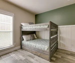 Photo 5 - Centrally Located Stunning 3BR 2BA Near Downtown