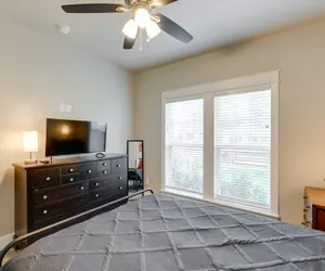 Photo 4 - Centrally Located Stunning 3BR 2BA Near Downtown