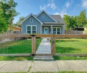 Photo 2 - Centrally Located Stunning 3BR 2BA Near Downtown