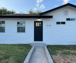Photo 2 - Serene 2BR 1BA Residence in Peaceful San Antonio
