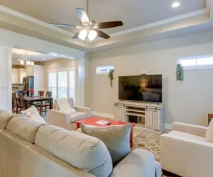 Photo 5 - Centrally Located Stunning 3BR 2BA Near Downtown