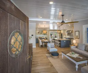 Photo 2 - The Shady Mermaid 2 Bedroom Home by RedAwning