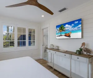 Photo 5 - The Shady Mermaid 2 Bedroom Home by RedAwning