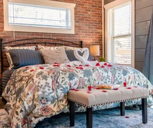 Photo 3 - Romantic Cabin Retreat By Ghosal Luxury Lodging