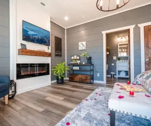 Photo 5 - Romantic Cabin Retreat By Ghosal Luxury Lodging