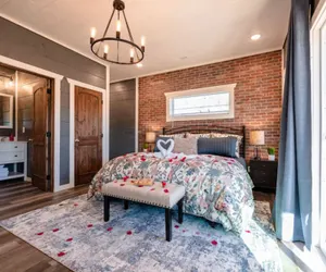 Photo 2 - Romantic Cabin Retreat By Ghosal Luxury Lodging