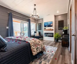 Photo 4 - Romantic Cabin Retreat By Ghosal Luxury Lodging