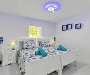 Photo 5 - Gorgeous Lake Worth Beach House 4 Bedroom Home by RedAwning