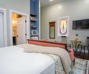 Photo 5 - Exquisite Studio Guesthouse Near Downtown's Core!