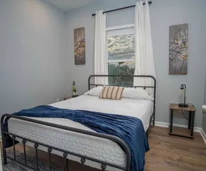Photo 5 - Downtown Dream Home Spacious 4br/2ba Sleeps 12!