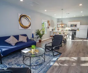 Photo 2 - Downtown Dream Home Spacious 4br/2ba Sleeps 12!