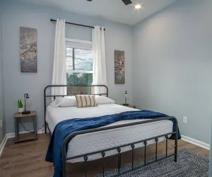 Photo 4 - Downtown Dream Home Spacious 4br/2ba Sleeps 12!