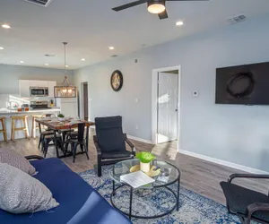 Photo 2 - Downtown Dream Home Spacious 4BR 2BA Sleeps 12