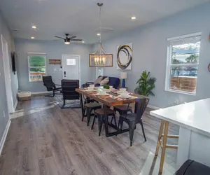 Photo 5 - Downtown Dream Home Spacious 4BR 2BA Sleeps 12