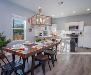 Photo 4 - Downtown Dream Home Spacious 4BR 2BA Sleeps 12