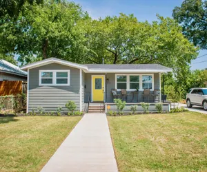 Photo 4 - Walk to the Silos 3 Bed 1960 s Bungalow Near Baylor