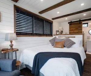 Photo 4 - The Oaks Helm Model Container Home 12 min to Magnolia Market