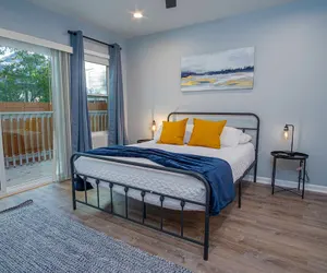 Photo 3 - Escape to 4br/3ba Brand New Downtown Home