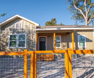 Photo 2 - Escape to 4br/3ba Brand New Downtown Home