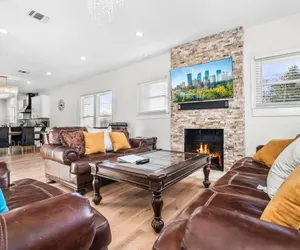 Photo 4 - Bold Bright 4BR 3 5full Baths Near Riverwalk Dtown
