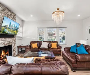 Photo 5 - Bold Bright 4BR 3 5full Baths Near Riverwalk Dtown