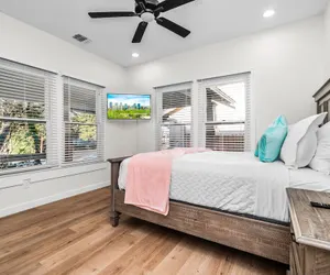 Photo 3 - Bold Bright 4br/3.5full Baths Near Riverwalk Dtown