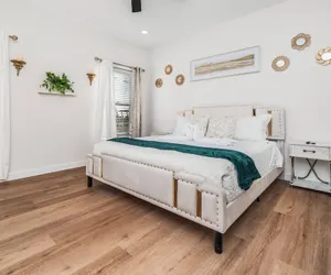 Photo 4 - Bold Bright 4br/3.5full Baths Near Riverwalk Dtown
