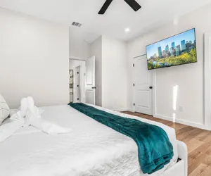 Photo 5 - Bold Bright 4br/3.5full Baths Near Riverwalk Dtown