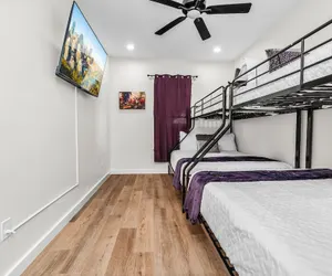 Photo 2 - Bold Bright 4br/3.5full Baths Near Riverwalk Dtown