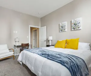 Photo 2 - Modern Downtown Apartment