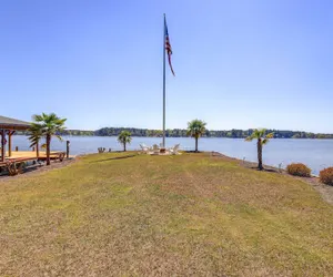 Photo 2 - Waterfront Vacation Rental Home on Lake Sinclair!