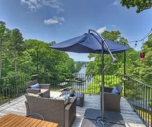 Photo 5 - Hummingbird Home by Avantstay Boat House + Dock