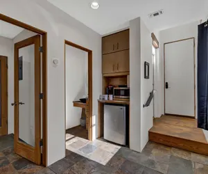 Photo 5 - Guest Quarters - 2 Blocks to Main Street!
