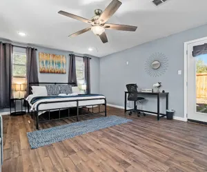 Photo 4 - Step Into Comfort in This 3br/2ba Downtown Retreat