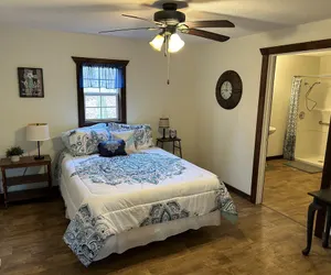 Photo 3 - Dragonfly Meadows Guesthouse