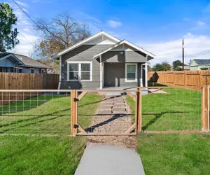 Photo 4 - Step Into Comfort in This 3BR 2BA Downtown Retreat