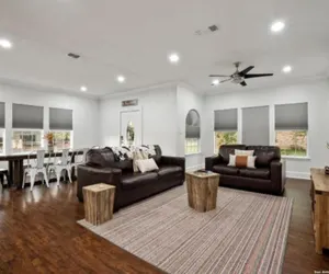 Photo 4 - Experience Serenity in a 4BR 3BA Downtown Home